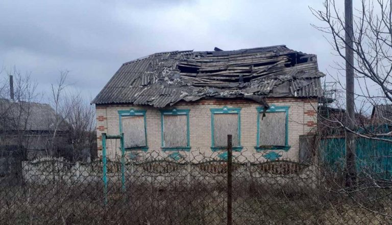 После обстрела в селе на Золочевщине пропали газ, свет и связь (фото)