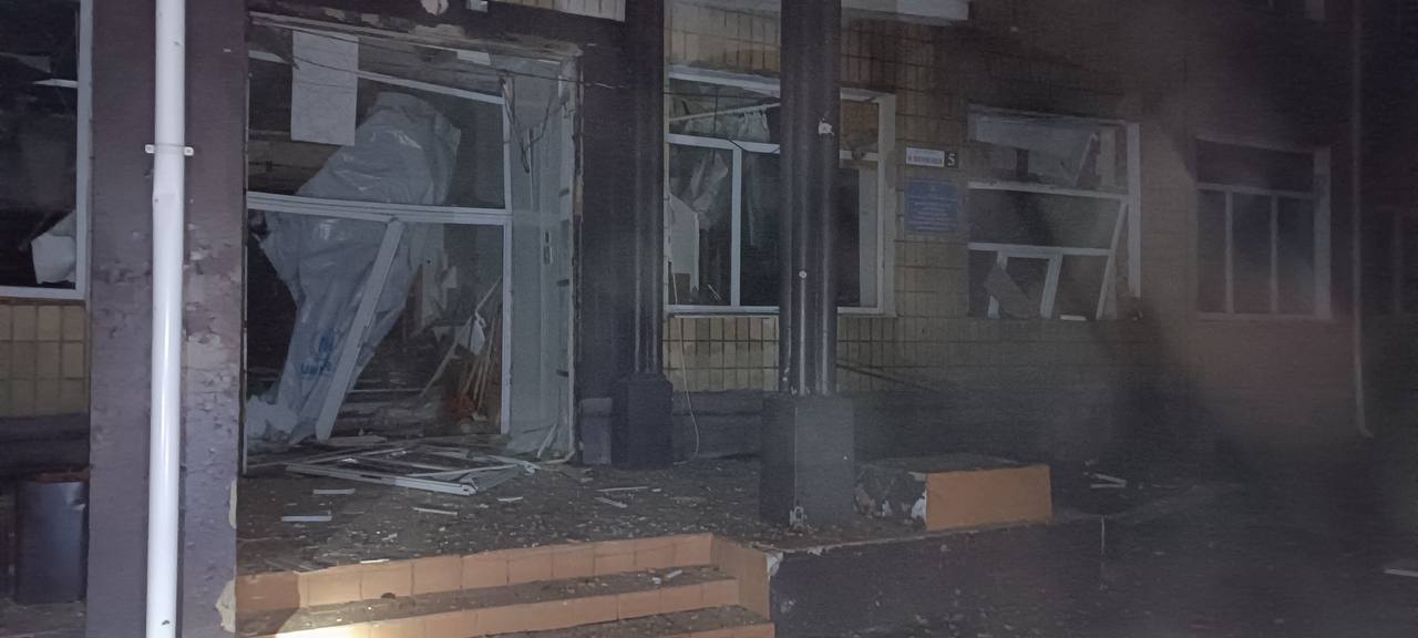 Россияне атаковали спортшколу в Золочеве (фото)