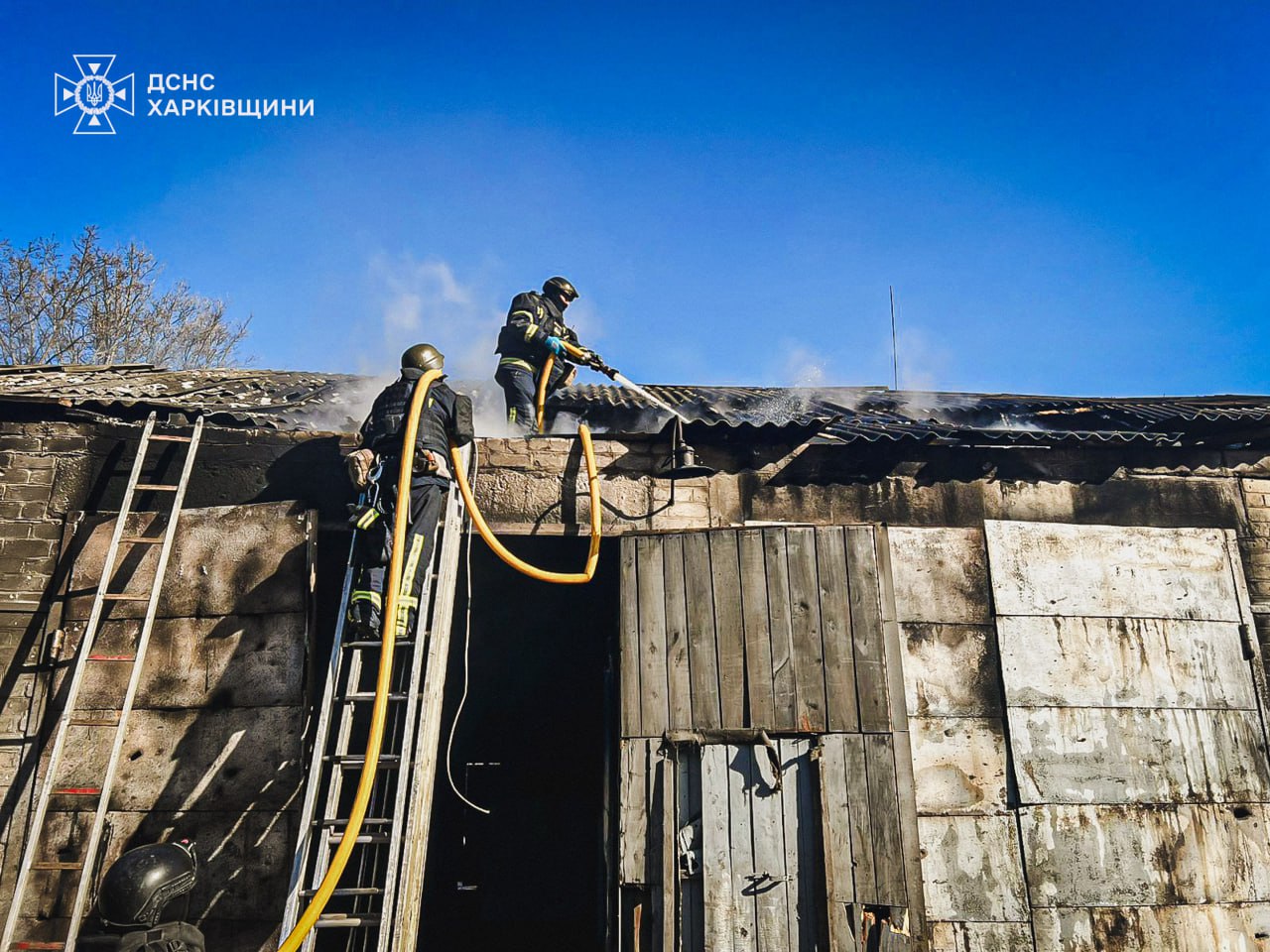 ДСНС: рятувальники змогли загасити пожежу після “прильоту” у Великому Бурлуку