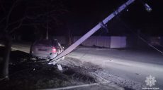 В Харькове пьяный водитель, врезавшись в электроопору, признал, что выпил