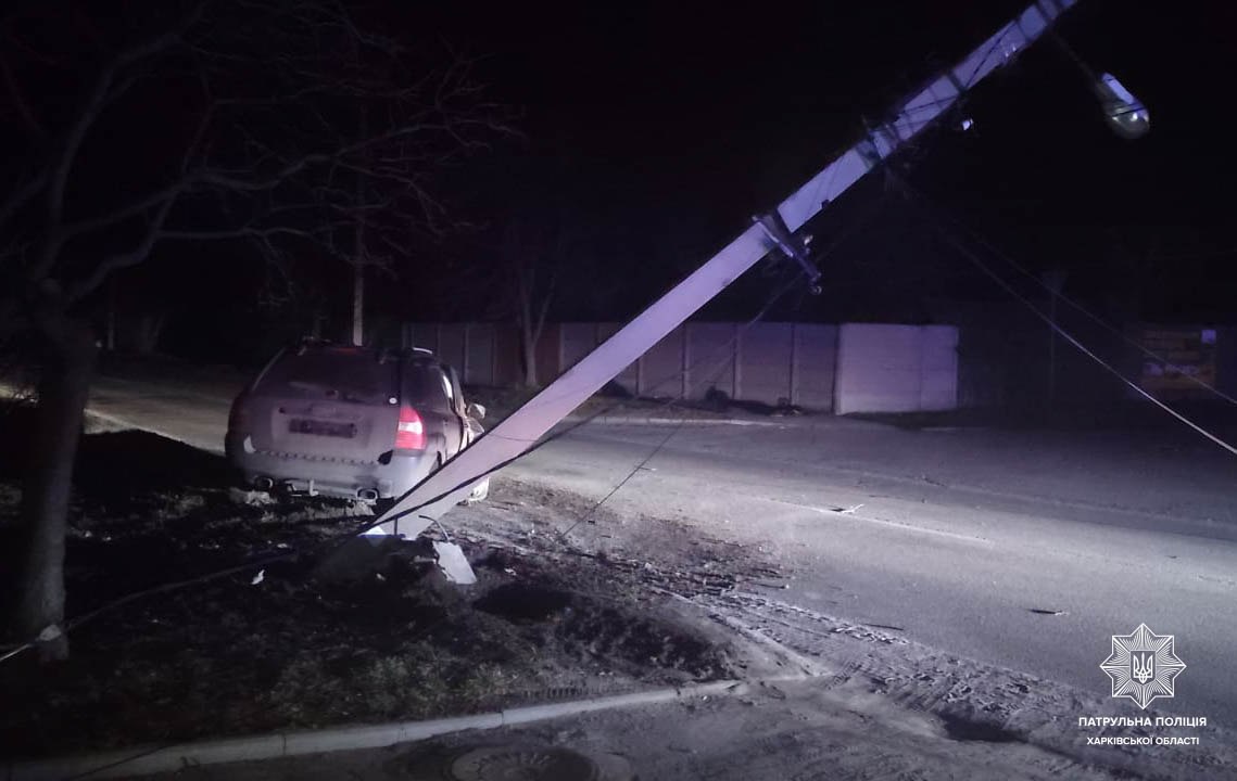 У Харкові п’яний водій, врізавшись у електроопору, визнав, що випив