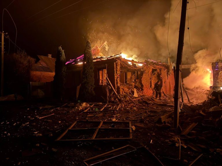 Пять человек пострадали в Золочеве из-за ударов БпЛА, бушевали пожары (фото)