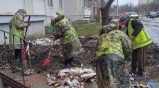 На месте ночного «прилета» в Харькове уже работают коммунальщики (фото)