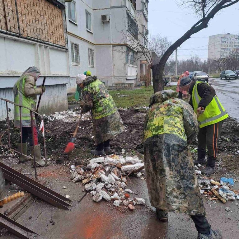 На месте ночного «прилета» в Харькове уже работают коммунальщики (фото)