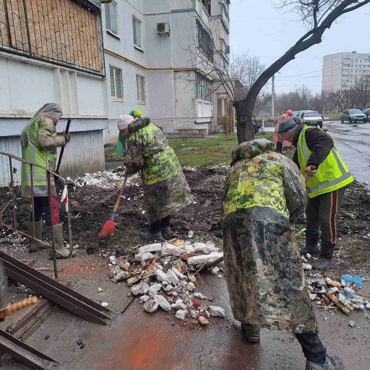 На месте ночного «прилета» в Харькове уже работают коммунальщики (фото)