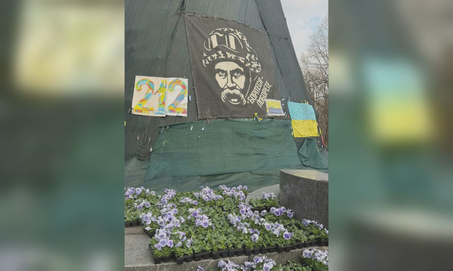 Клумба возле памятника Шевченко в Харькове расцветает (фото)