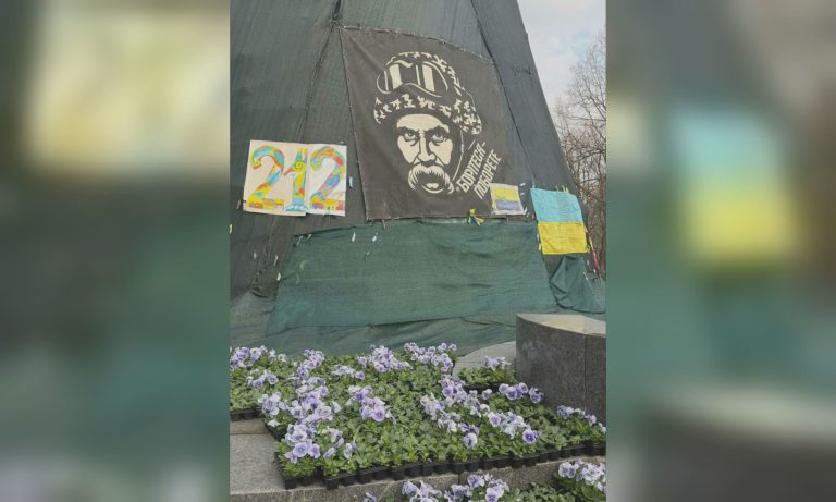 Клумба возле памятника Шевченко в Харькове расцветает (фото)