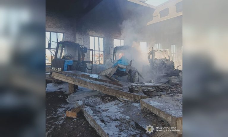 Ворожий БпЛА атакував Чугуївщину: виникла пожежа, постраждав чоловік (фото)