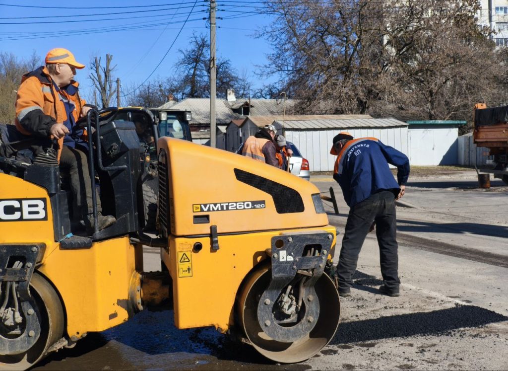 дороги ремонтируют в Харькове