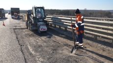 Більш довговічні латки на дорогах Харківщини обіцяють у Службі відновлення