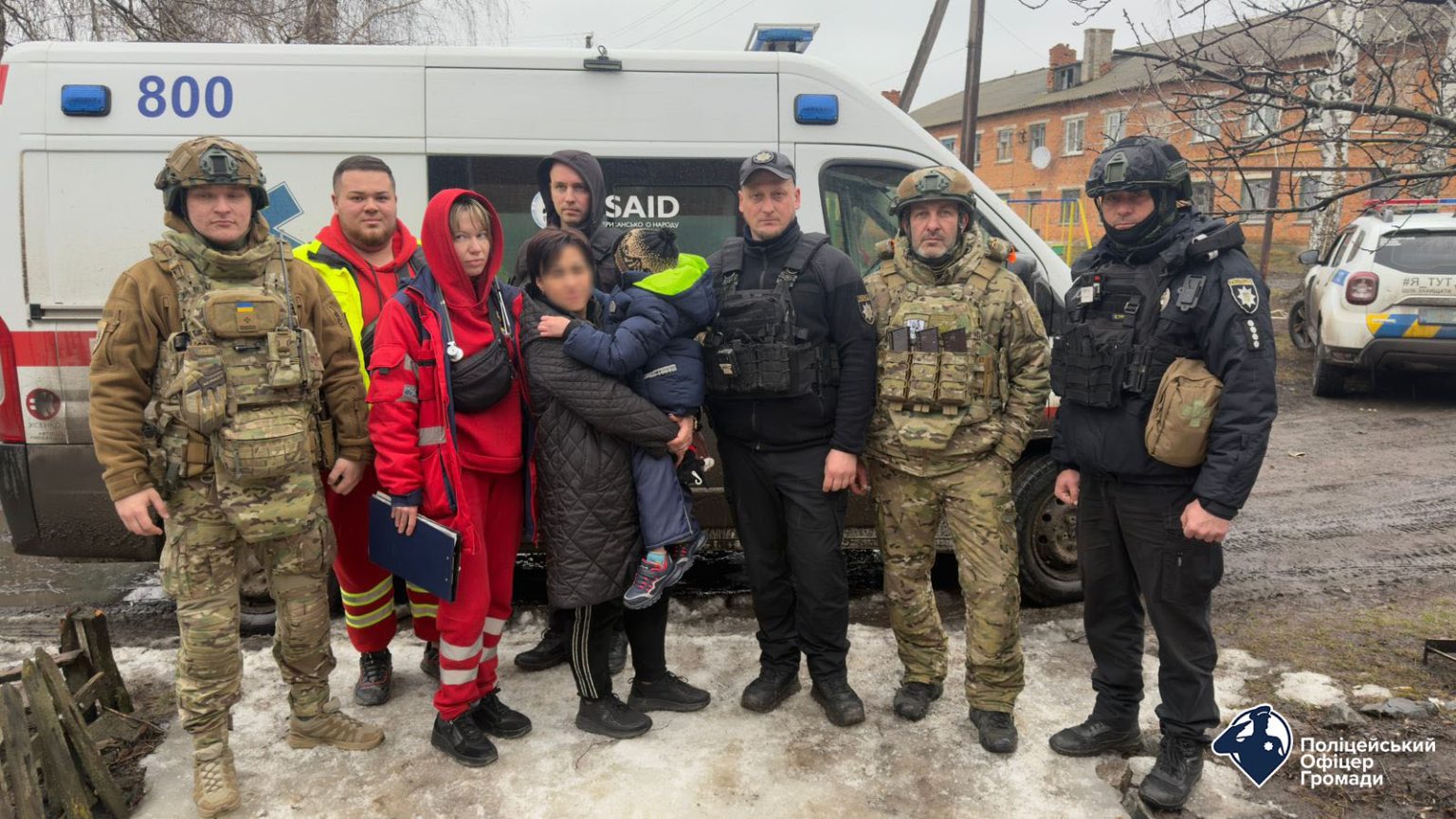 Копы и волонтеры эвакуировали 9-летнего мальчика и мужчину