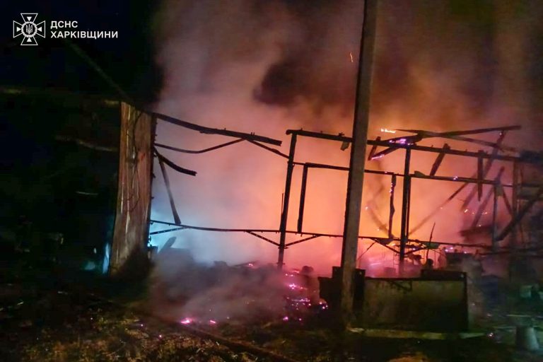 Под угрозой повторных ударов спасатели тушили предприятие на Чугуевщине (фото)