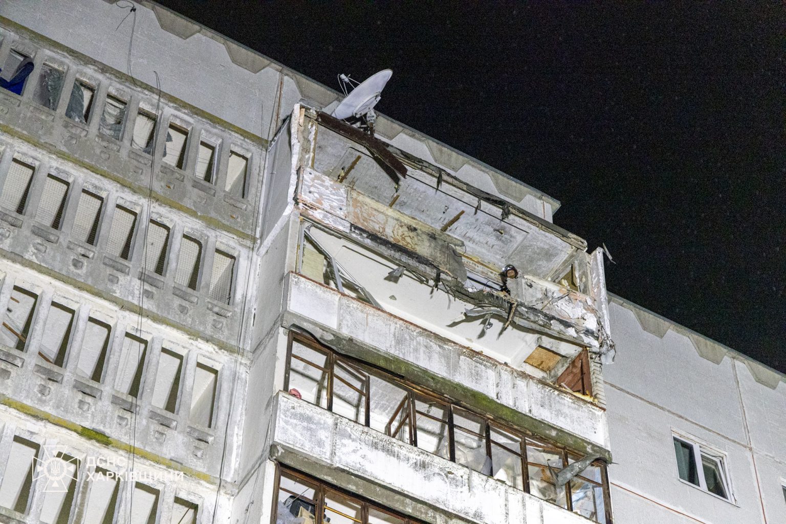 Что происходило на месте ночного удара по дому, показали в ГСЧС (фото/видео)