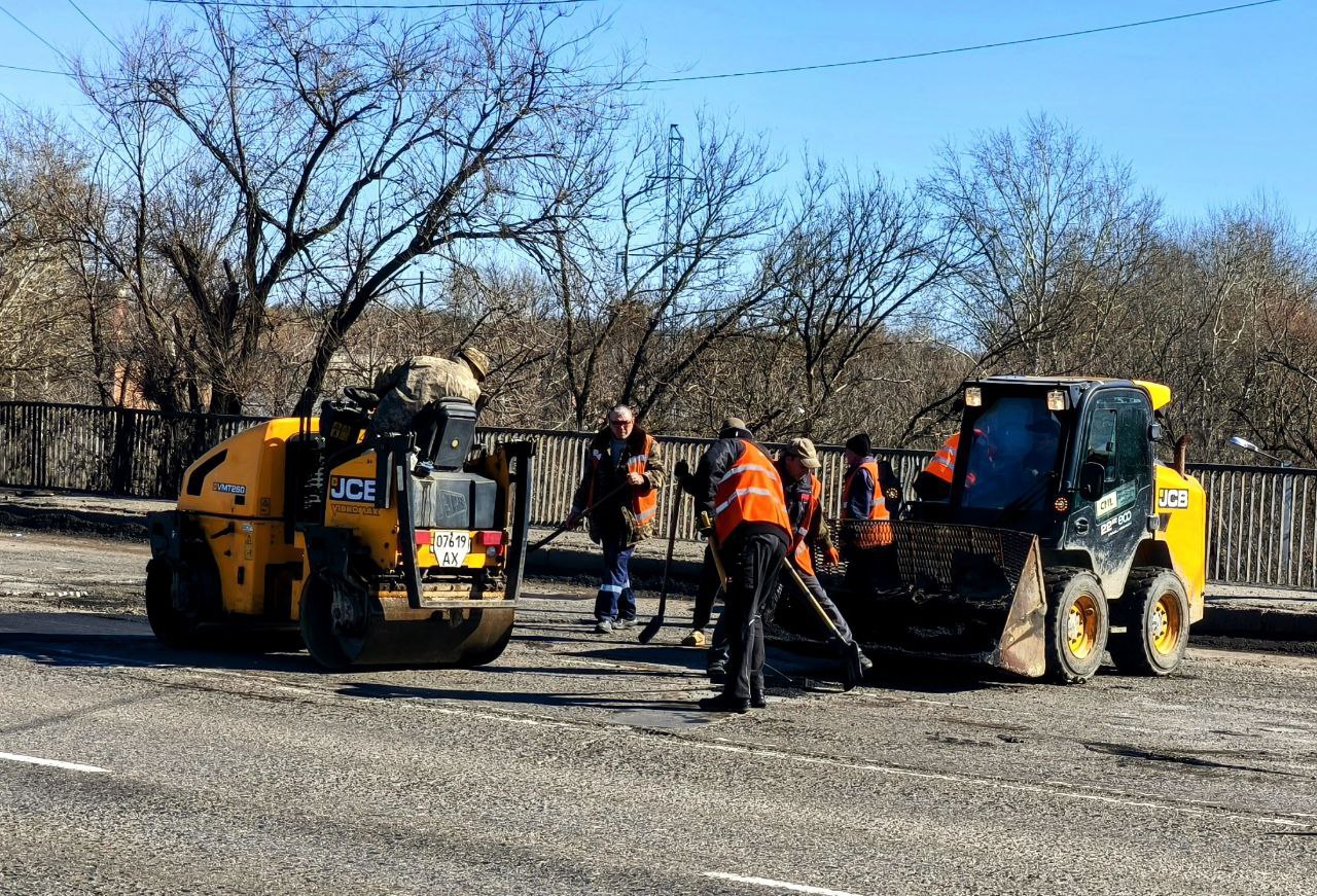 В Харькове начали ремонтировать дороги после зимы: где идут работы (фото)