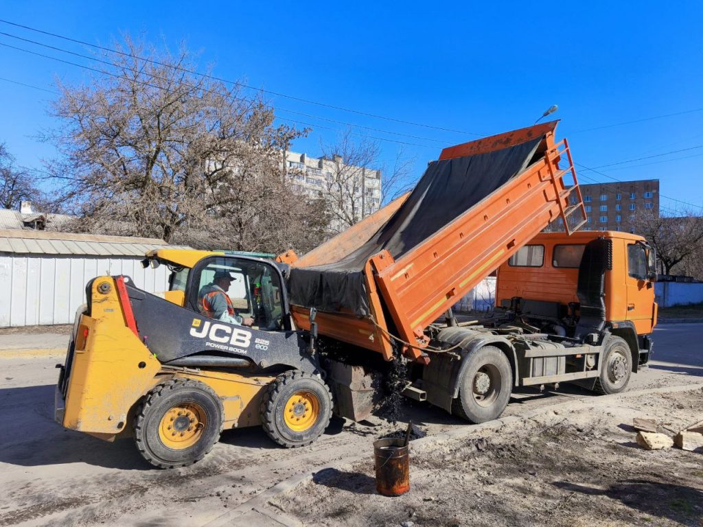 дороги ремонтируют в Харькове