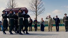 «Уважение людям, отдавшим жизнь»: похоронили неопознанных защитников (видео)