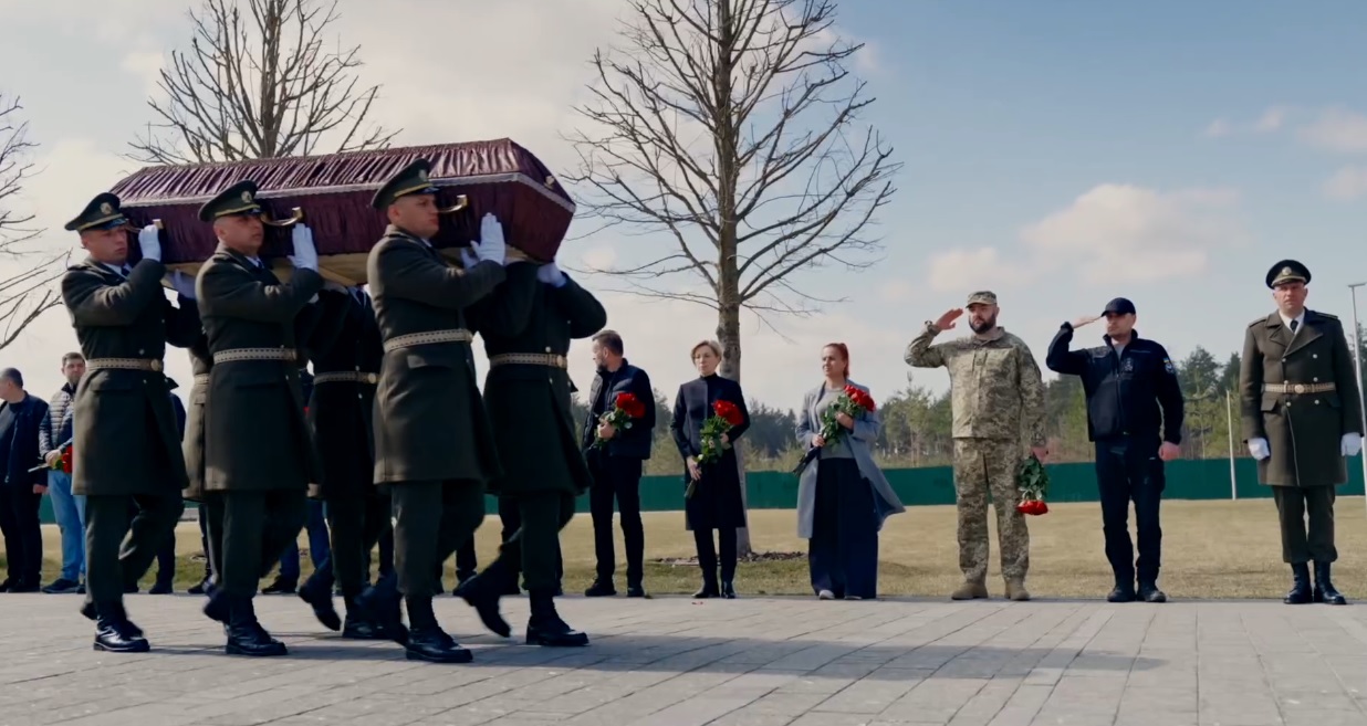 «Уважение людям, отдавшим жизнь»: похоронили неопознанных защитников (видео)
