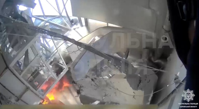 Перші хвилини після удару РФ по підприємству в Харкові показали копи (відео)
