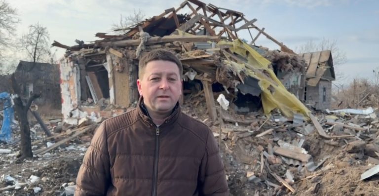 Пострадали шесть человек, повреждены 20 домов: РФ ударила по Изюму (видео)