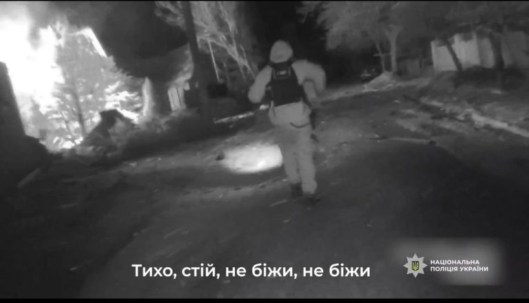 БпЛА влетел в дом в Чугуеве: полицейские показали, как спасали жильцов (видео)