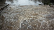 Подтопило переправу: закрыли движение по трассе на Харьковщине (видео)