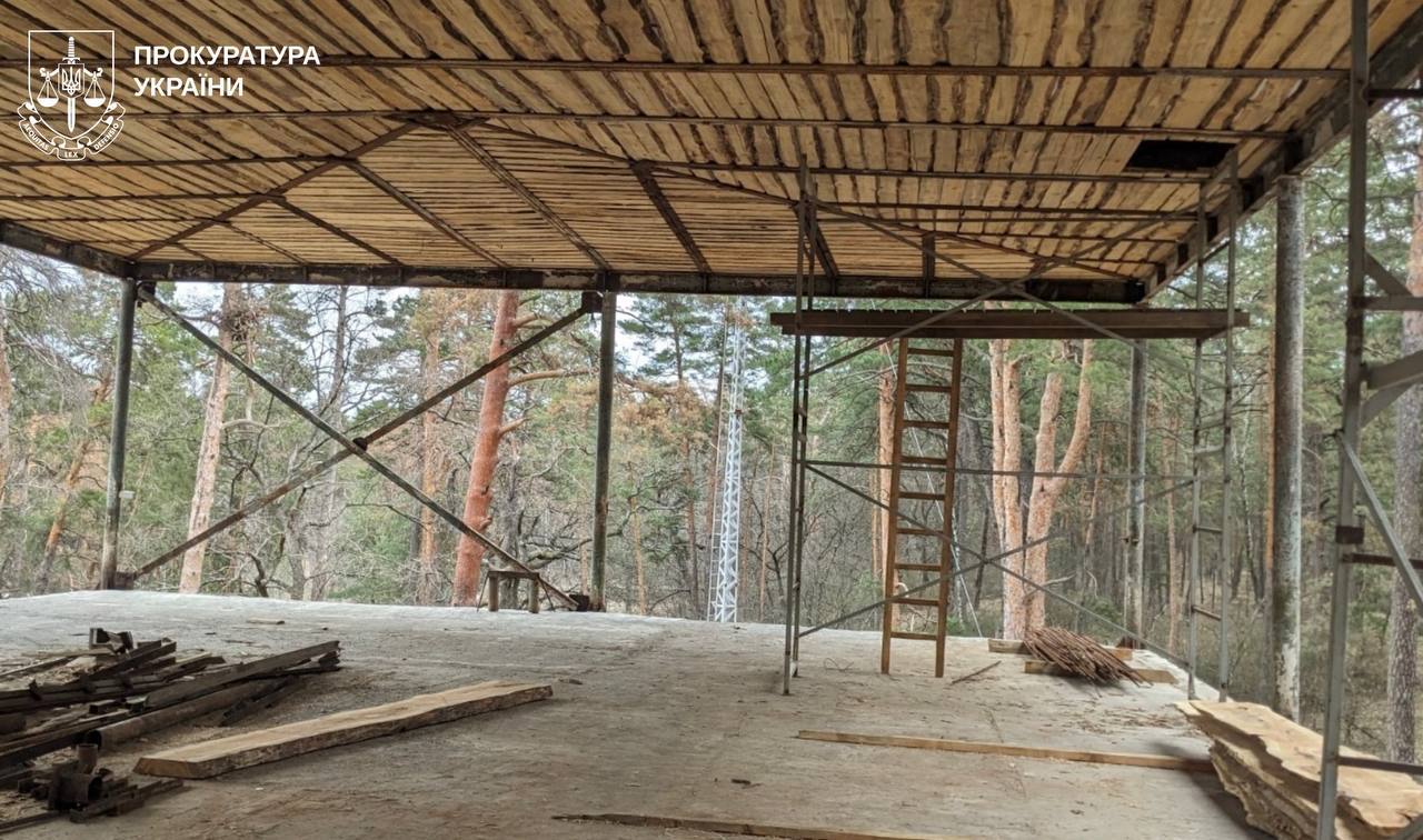 Бизнесмена, незаконно строившего гостиницу в лесу на Харьковщине, будут судить