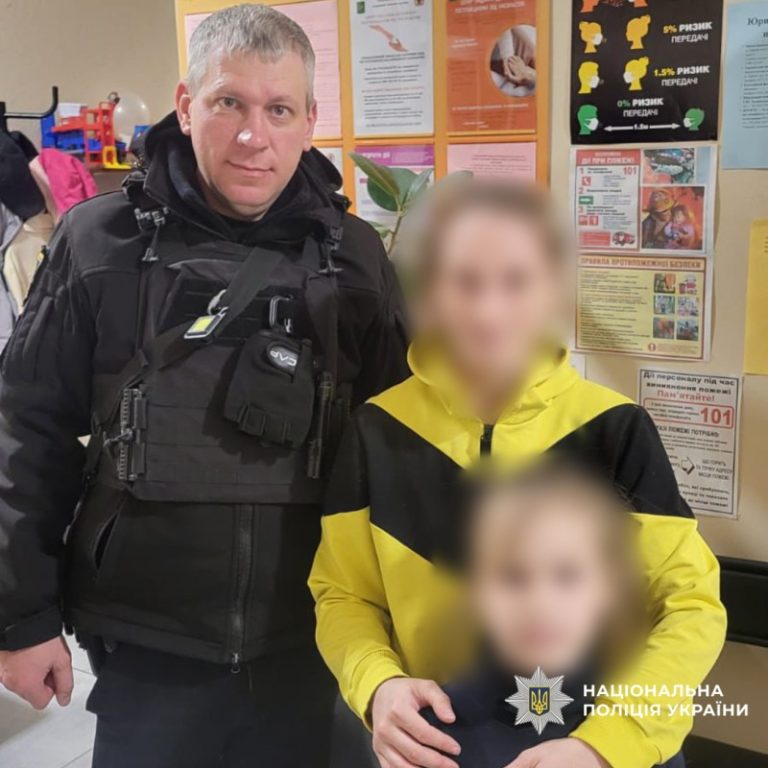 Жену и маленькую дочь лупил мужчина в Харькове