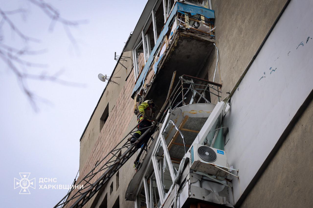 Как выглядит девятиэтажка в Харькове, куда попал российский дрон (фото)