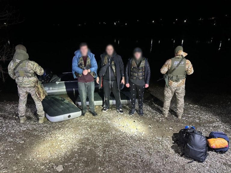 В Молдову на матрасе: пограничники задержали «путешественника» с Харьковщины