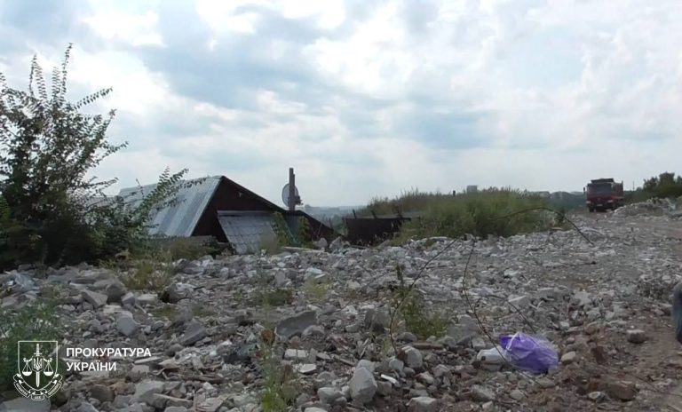 Устроил масштабную свалку посреди Харькова: предпринимателя будут судить