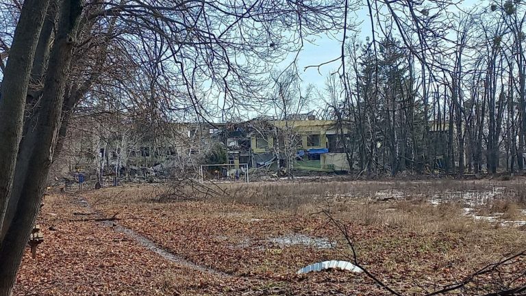 В Боровой разбили школу: враг бомбил ее уже второй раз