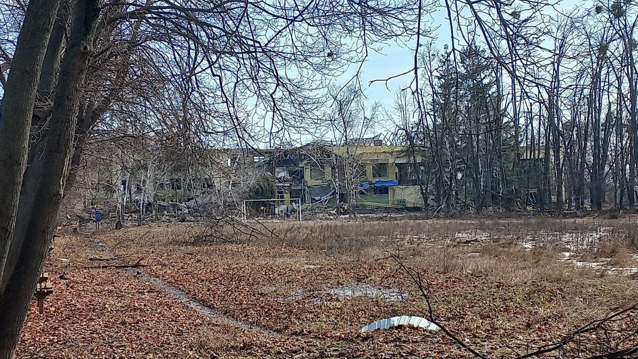 В Боровой разбили школу: враг бомбил ее уже второй раз