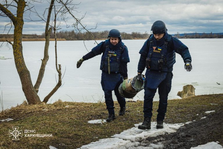 Из популярного водоема в Харькове достали остатки ракеты РФ (видео)
