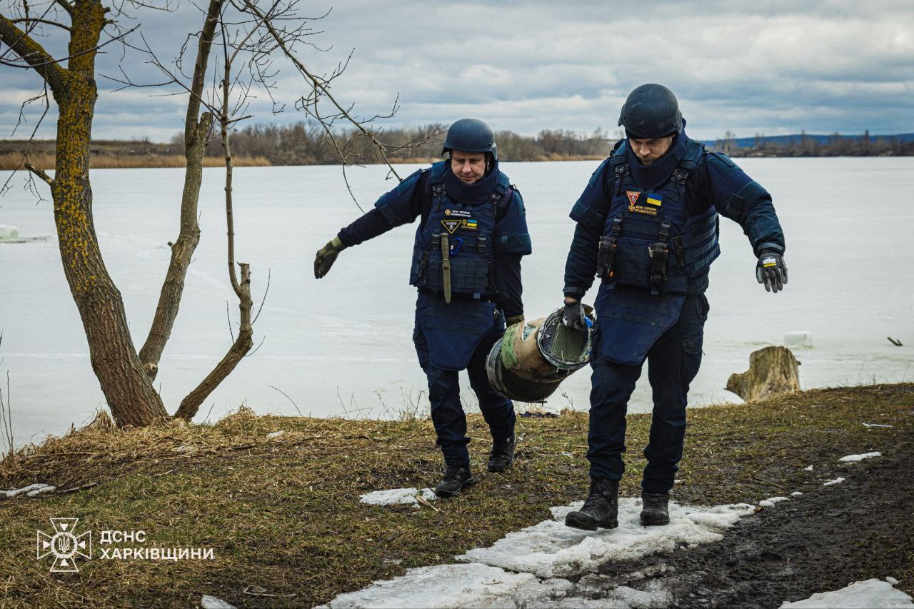 З популярної водойми в Харкові дістали залишки ракети РФ (відео)