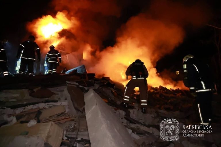 У Харкові ракета зруйнувала багатоповерхівку, є загиблий, люди під завалами