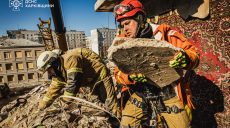 Виявлені фрагменти тіл: у Харкові розбирають завали 5-поверхівки (відео)