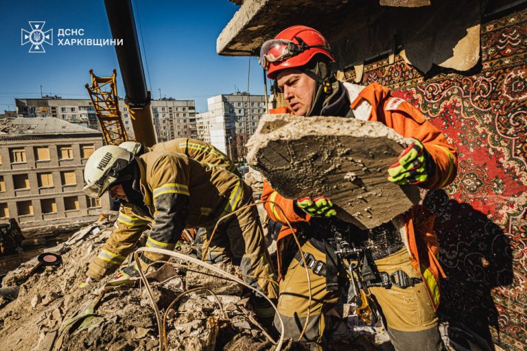 Обнаружены фрагменты тел: в Харькове разбирают завалы 5-этажки (видео)