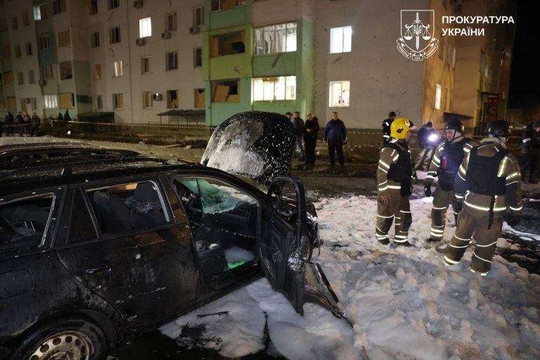 БпЛА впав біля багатоповерхівок у Харкові: згоріли машини, є постраждалі