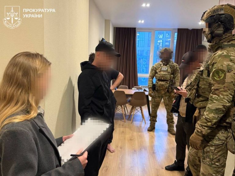 Чинний та експоліцейські вимагали до 200 тис. грн у наркоманів у Харкові