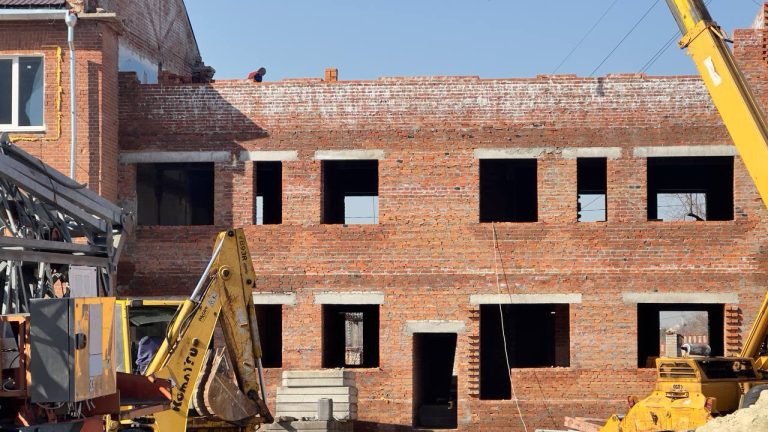 Как восстанавливают дом на улице Ахиезеров в Харькове, показали в мэрии (фото)