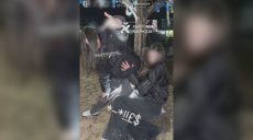 Показала средний палец у Дерева надежды в Чугуеве: полиция разыскала девушек