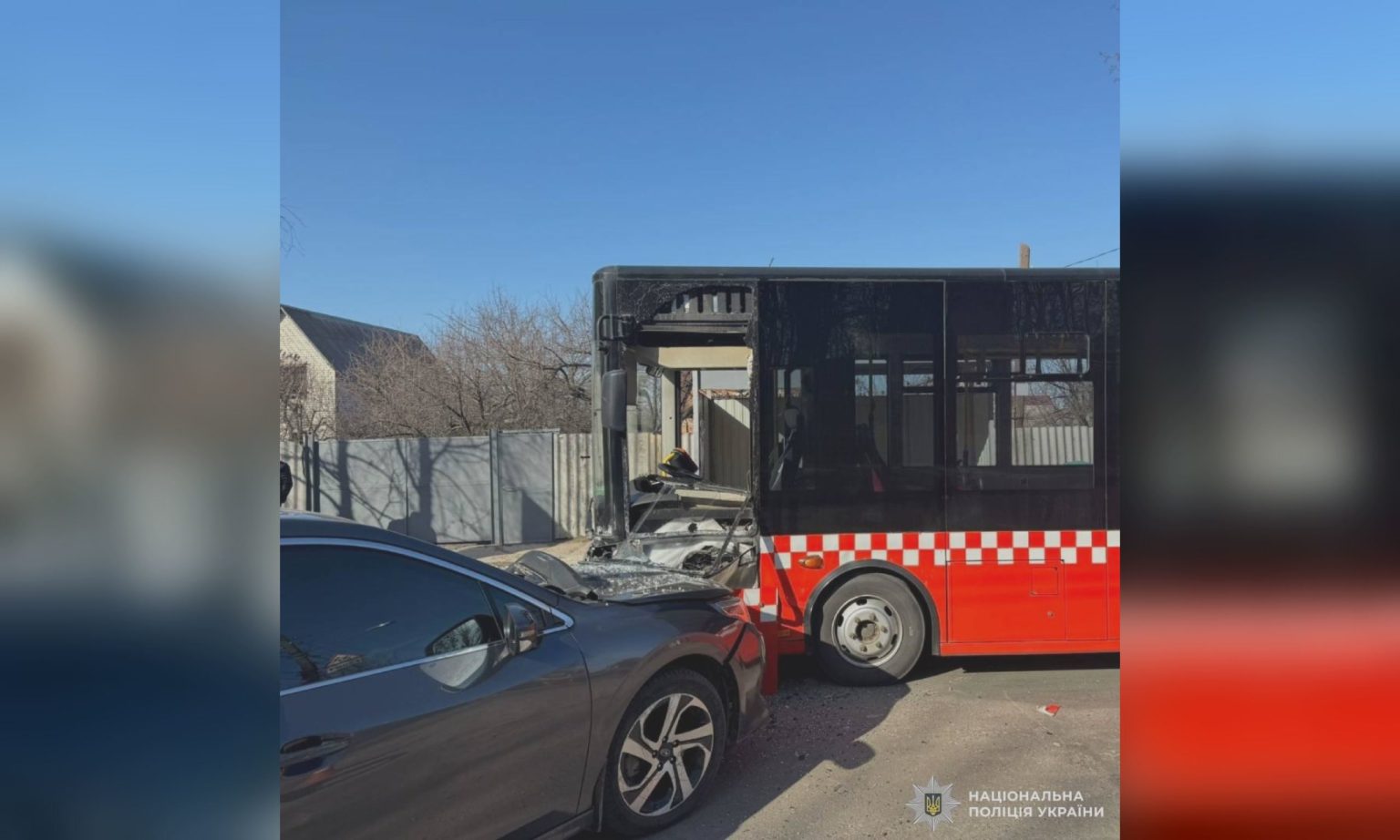 Водійка вилетіла на зустрічку і врізалась у маршрутний автобус у Харкові 📷