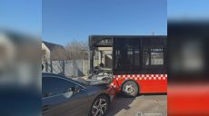 Водитель вылетела на встречку и врезалась в маршрутный автобус в Харькове 📷
