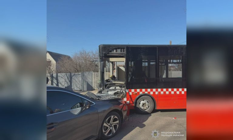 Водитель вылетела на встречку и врезалась в маршрутный автобус в Харькове 📷