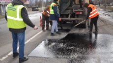 После зимы на дорогах Харьковщины полным ходом идет ямочный ремонт