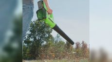 Шум, пыль: харьковчане просят Терехова запретить воздуходувки во дворах города