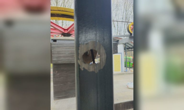 Из-за обстрелов в Центральном парке в Харькове поврежден аттракцион