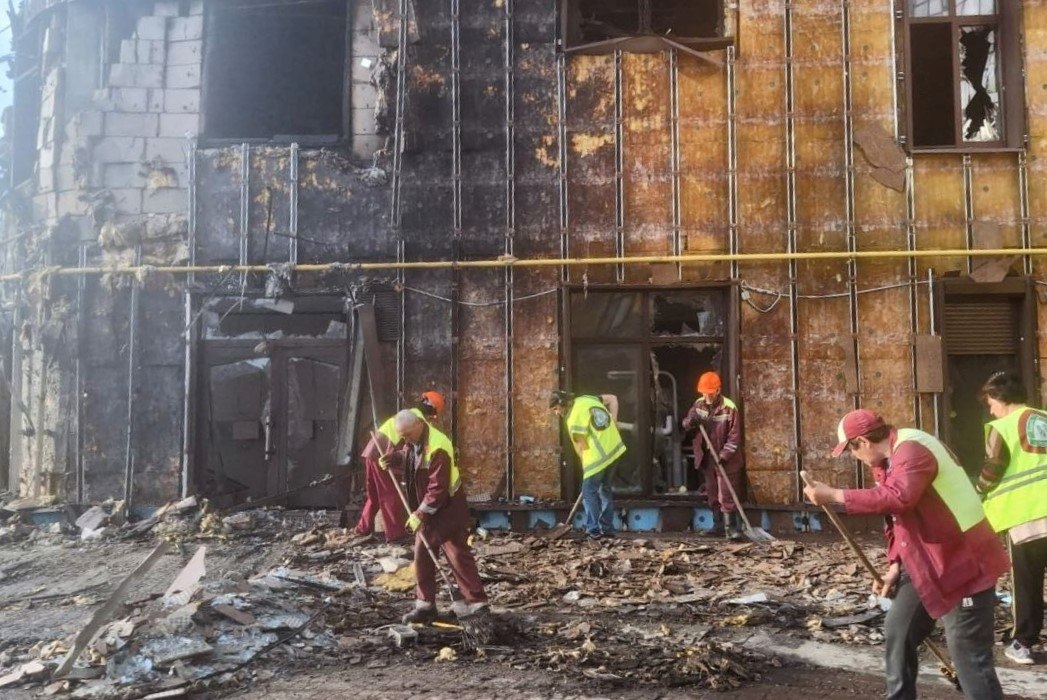 Работают коммунальщики: что сейчас происходит на местах «прилетов»