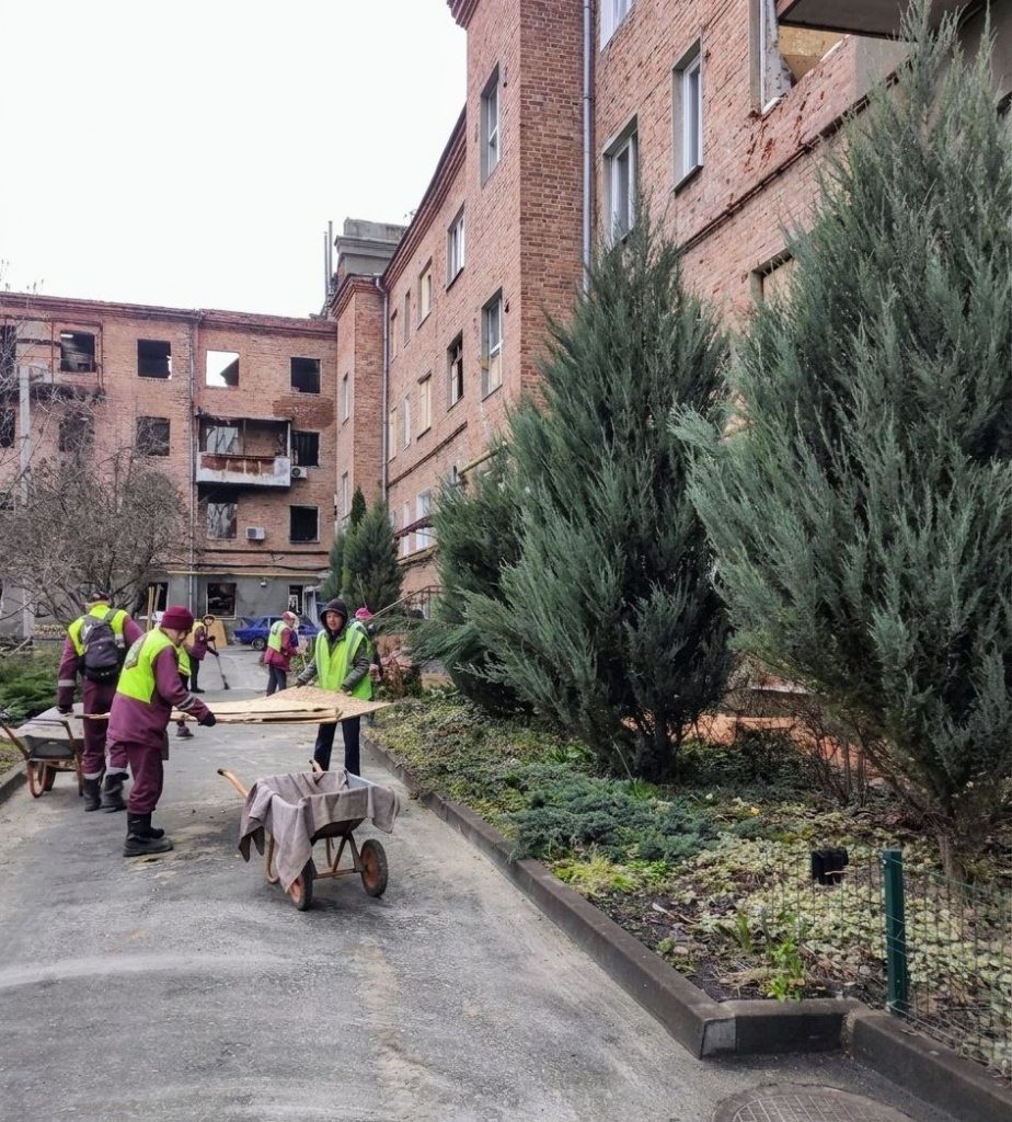 Комунальники усувають наслідки обстрілів 3 квітня 2026