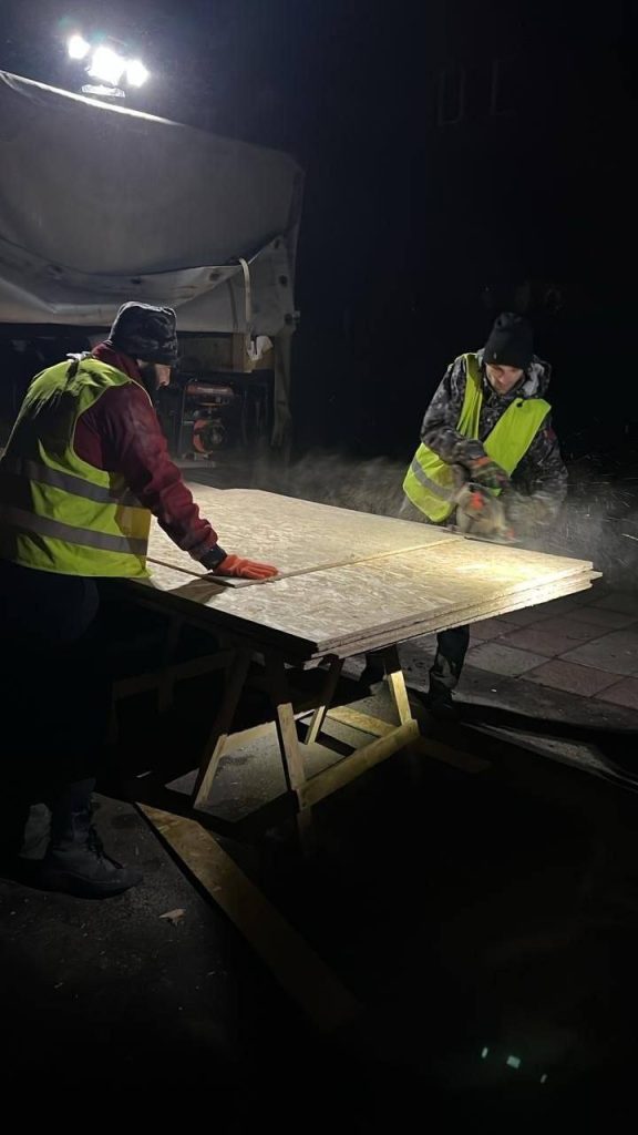 Коммунальщики ликвидируют последствия обстрелов в Харькове 16 апреля